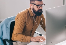 随着信息爆炸和消费者需求的日益多元化，品牌策划的重要性愈发凸显