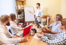 品牌设计是在企业自身正确定位的基础之上，基于正确品牌定义下的视觉沟通